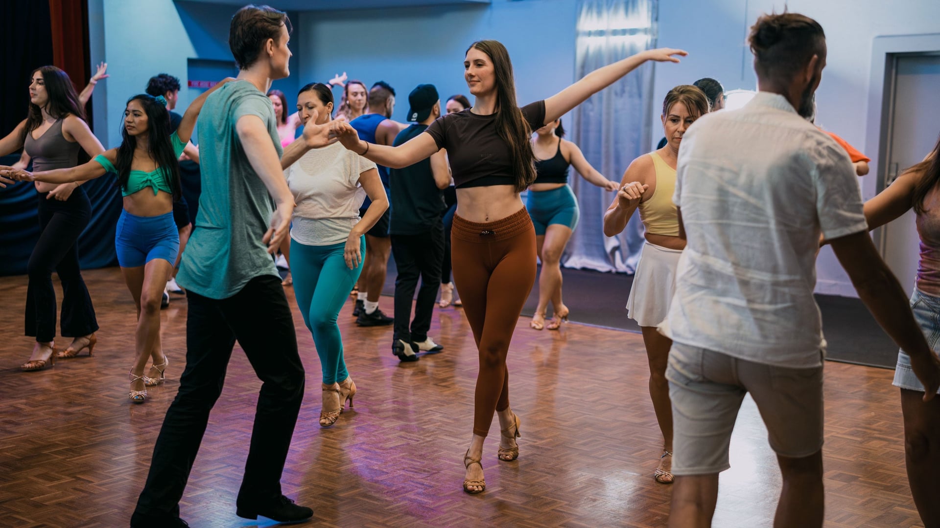 Two students dancing partnerwork in a LocoMojo class